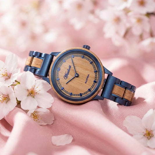 Dámské dřevěné hodinky Petite Bleu - fotografie životního stylu na bílých třešňových květech s hedvábnou tkaninou