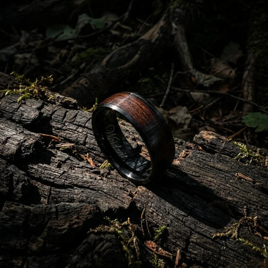 Pánský dřevěný prsten Waidzeit Harmonie Černá ocel & Dub bahenní na ruce – temná lesní krása