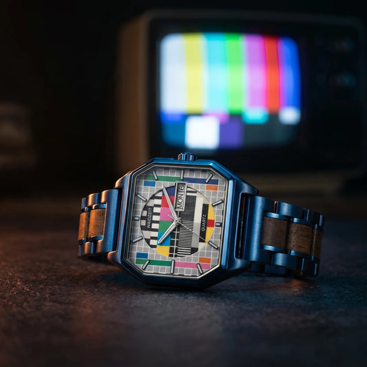Náramkové hodinky Sendeschluss ořech - lifestylová fotografie, ciferník s motivem TV testu, královsky modrý náramek