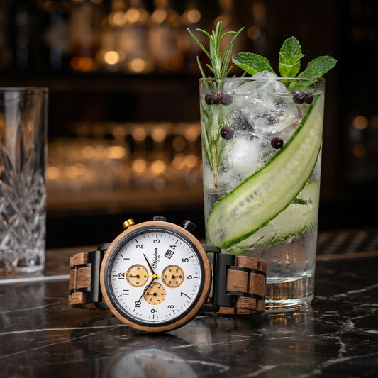 Pánské dřevěné hodinky Gin Gold - lifestylová fotografie s koktejlem z ginu s okurkou, ledem a bylinkami