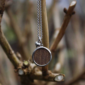 Stříbrný náhrdelník s dreveným príveskem