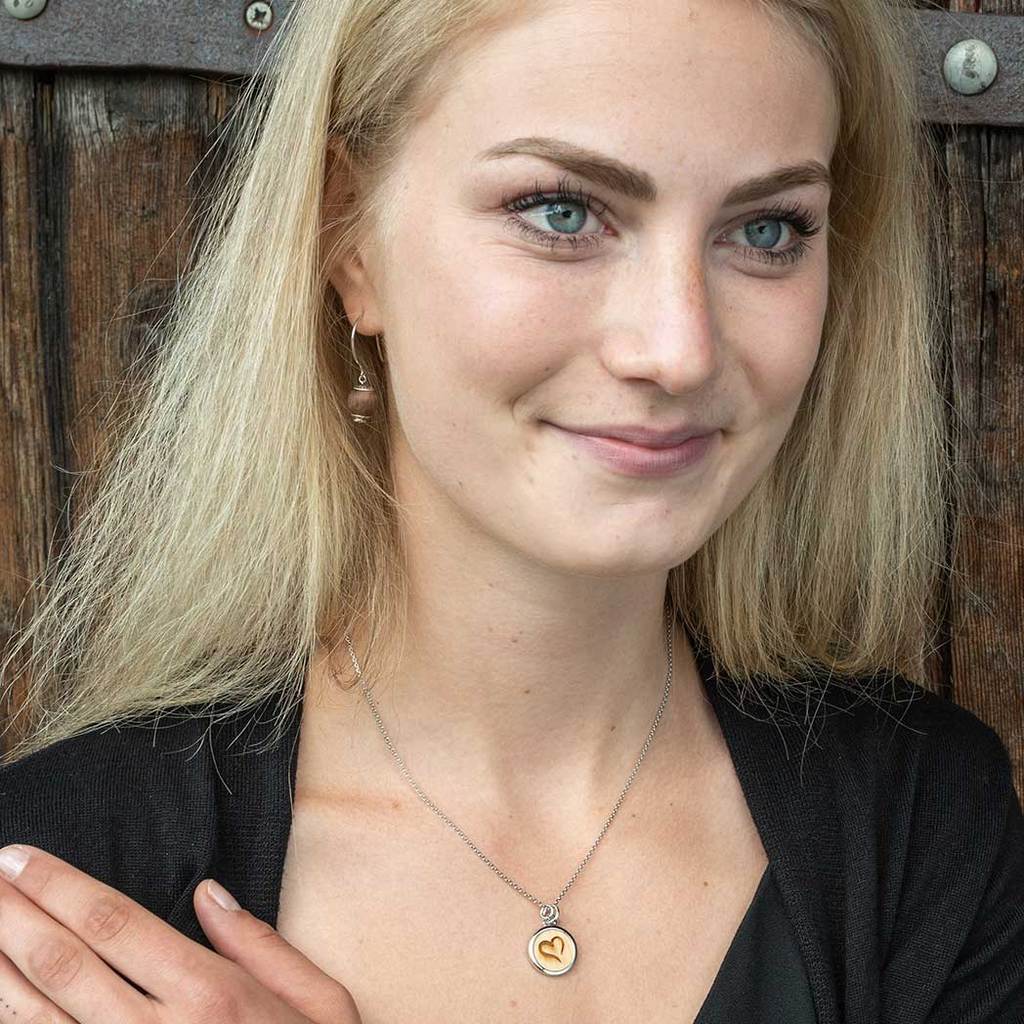 striebrony nahrdelnik s drevnym priveskom