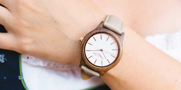Dřevěné náramkové hodinky - proč je výhodné nosit dřevěné hodinky?