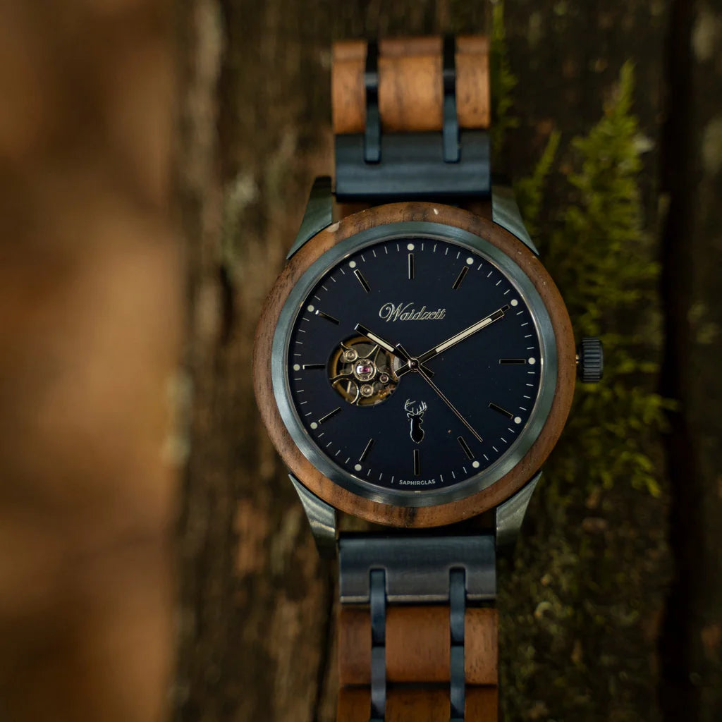 Detailný pohľad na automatický strojček Seiko a modrý ciferník hodiniek Waidzeit Mountain Lake 