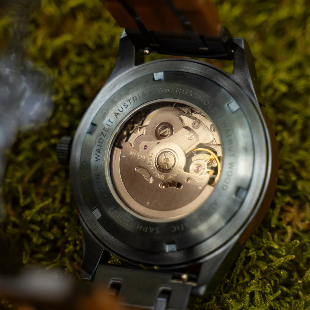 Detailný pohľad na automatický strojček Seiko hodiniek Waidzeit Mountain Lake
