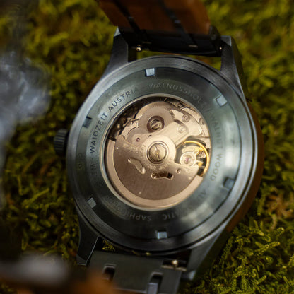 Detailný pohľad na automatický strojček Seiko hodiniek Waidzeit Mountain Lake