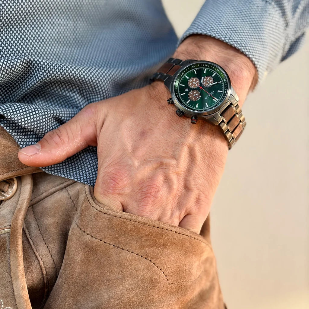 Pánské dřevěné hodinky Wisdom Chronograph – lifestylová fotografie na zápěstí, smaragdově zelený ciferník