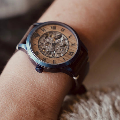 Automatické hodinky Waidzeit Grönland Vintage Blue na zápěstí