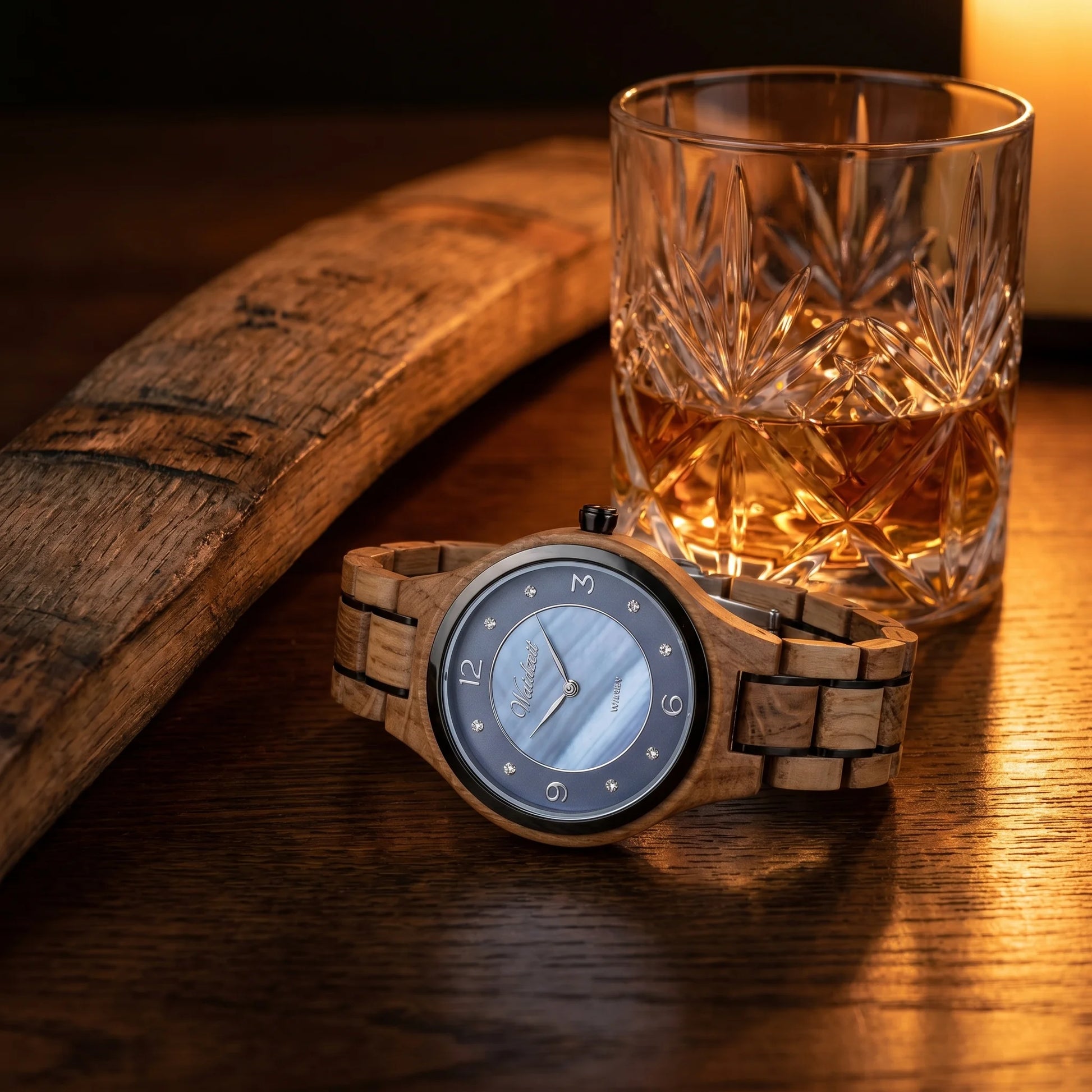 Dámské dřevěné hodinky Whisky Jane - fotografie životního stylu z křišťálového skla na dubovém povrchu