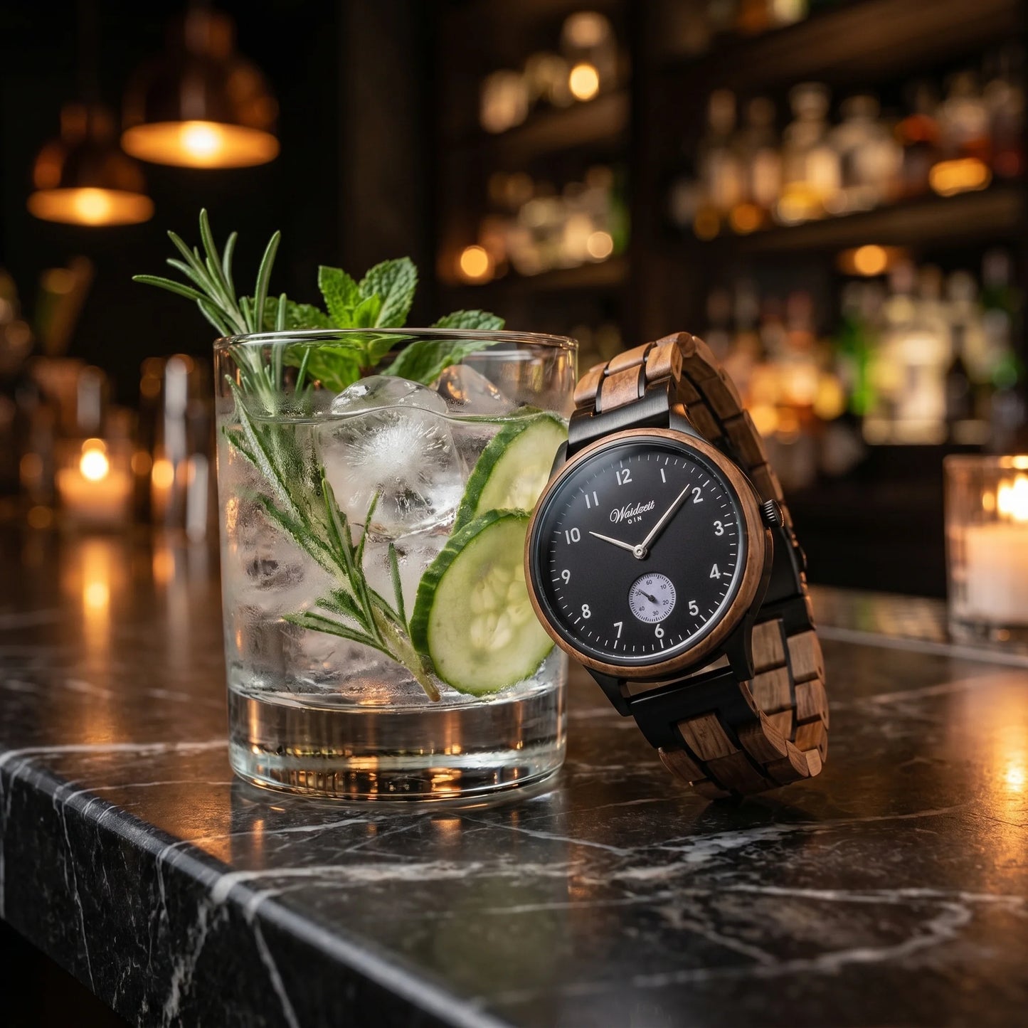 Dámské dřevěné hodinky Gin Black Berry - Fotografie životního stylu s koktejlem z ginu s okurkou, ledem a bylinkami