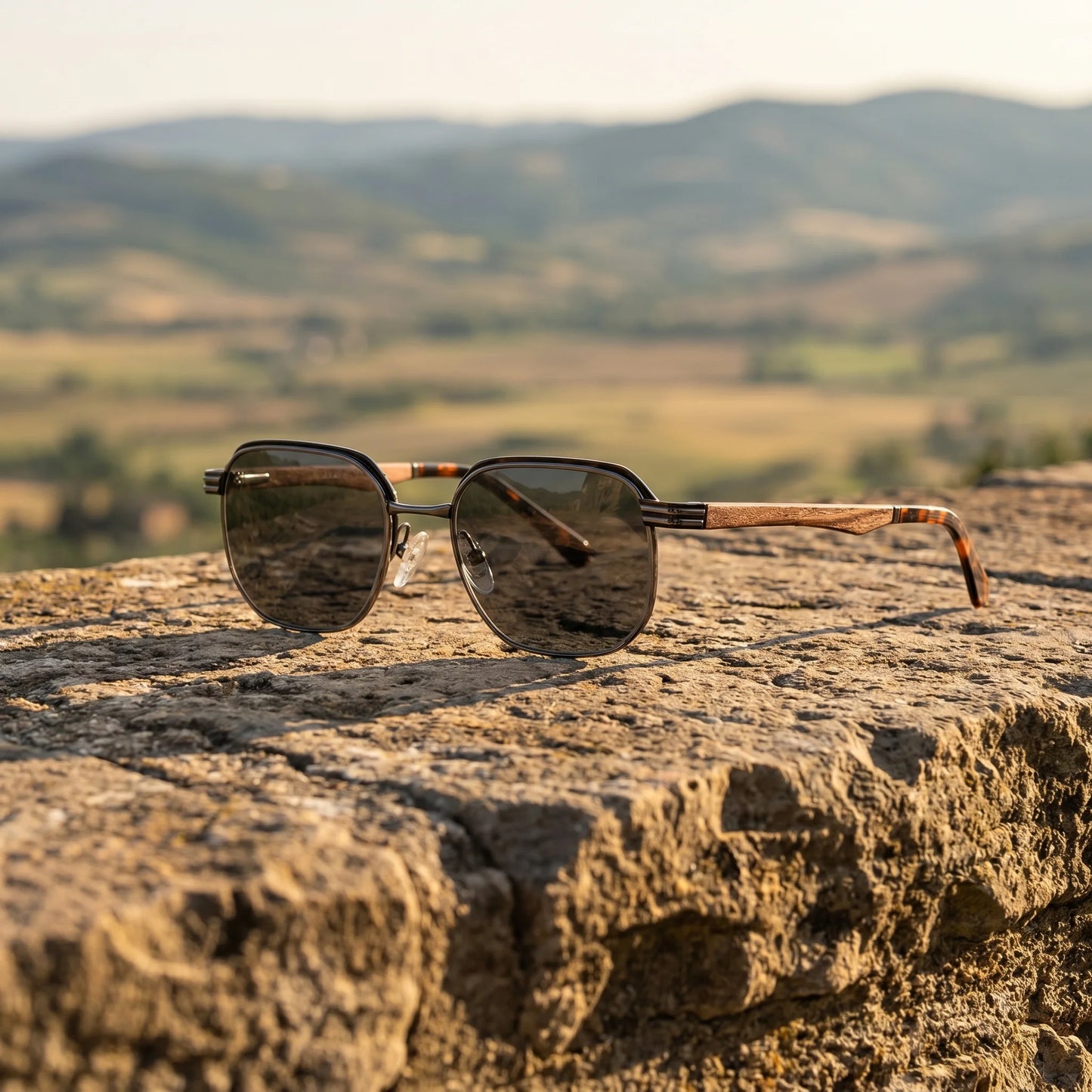 Weitblick - fotografie životního stylu na kamenné zdi s panoramatem letní krajiny