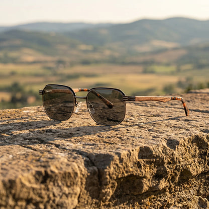 Weitblick - fotografie životního stylu na kamenné zdi s panoramatem letní krajiny