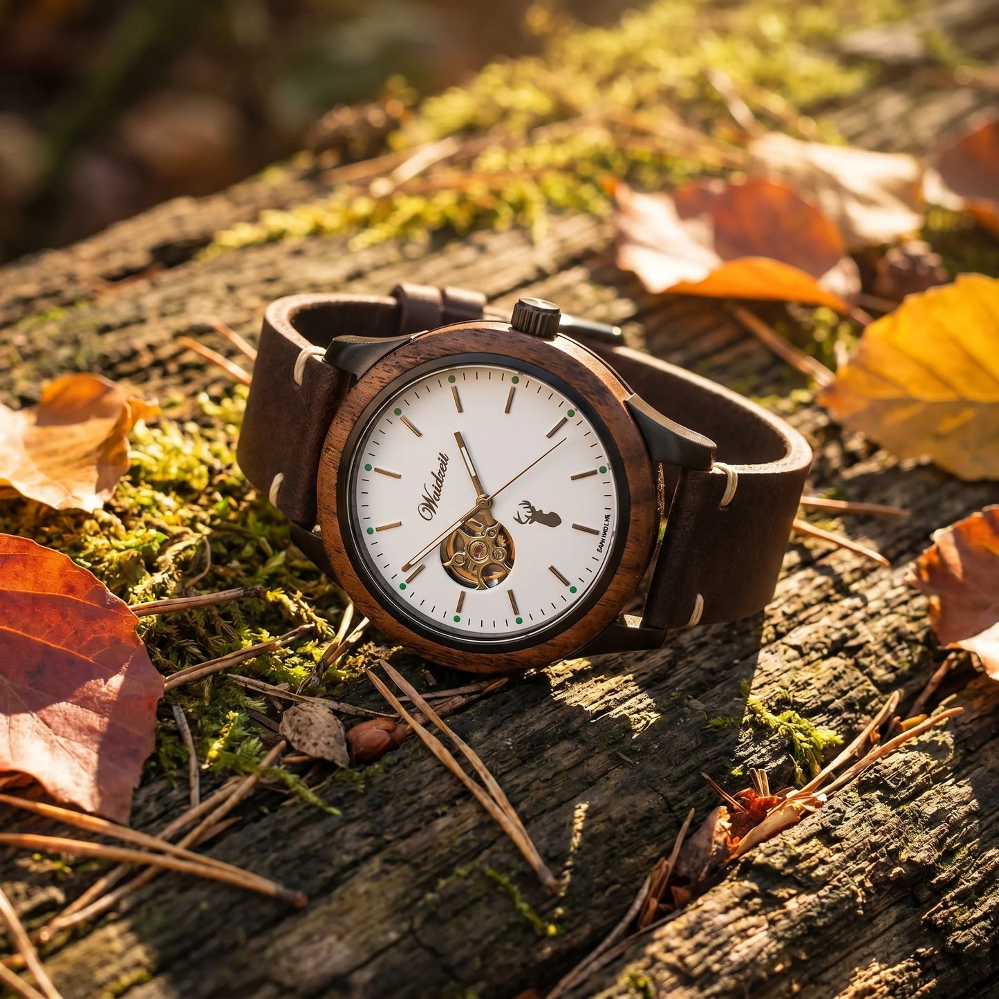 Pánské dřevěné automatické hodinky GAMSKAR LEATHER - lifestylová fotografie na mechem porostlém kmeni obklopeném podzimním listím