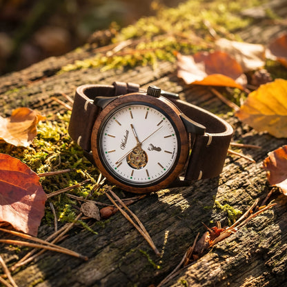 Pánské dřevěné automatické hodinky GAMSKAR LEATHER - lifestylová fotografie na mechem porostlém kmeni obklopeném podzimním listím