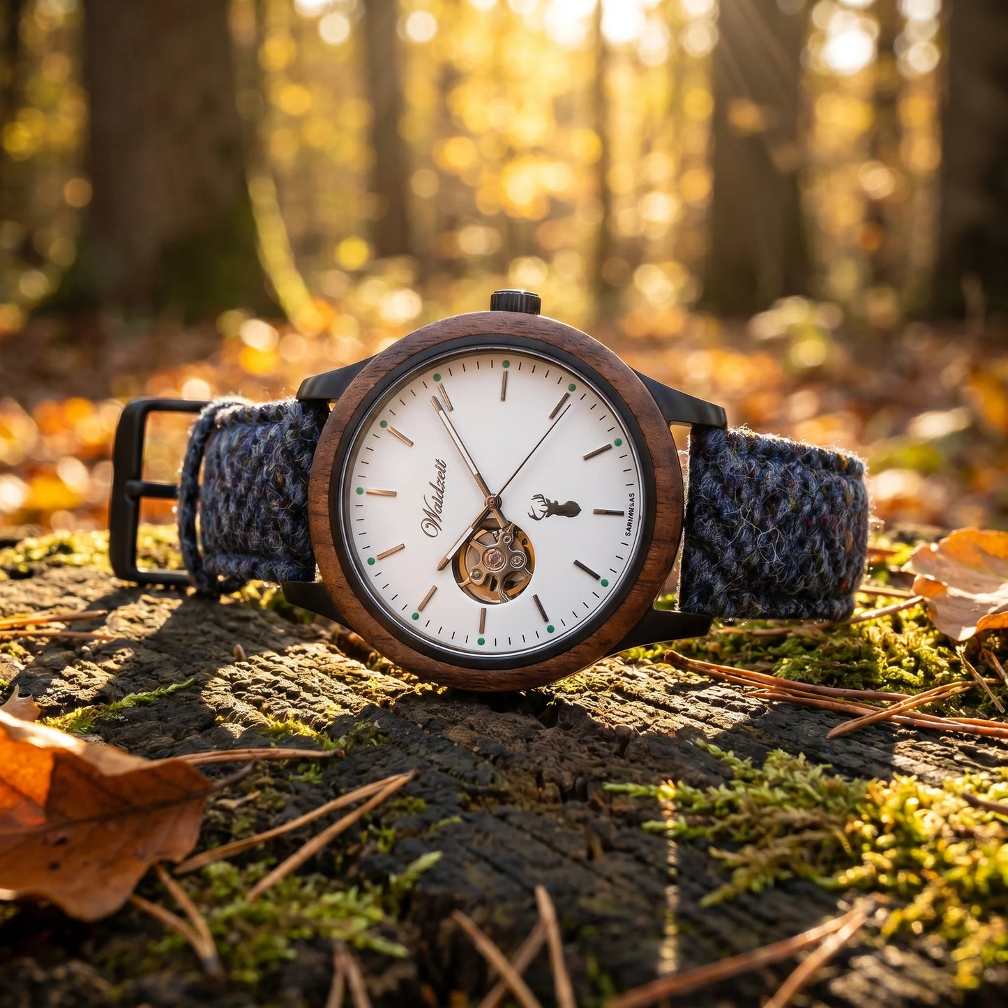 Pánské dřevěné automatické hodinky GAMSKAR Tweed - fotografie životního stylu na mechem porostlém kmeni obklopeném podzimním listím