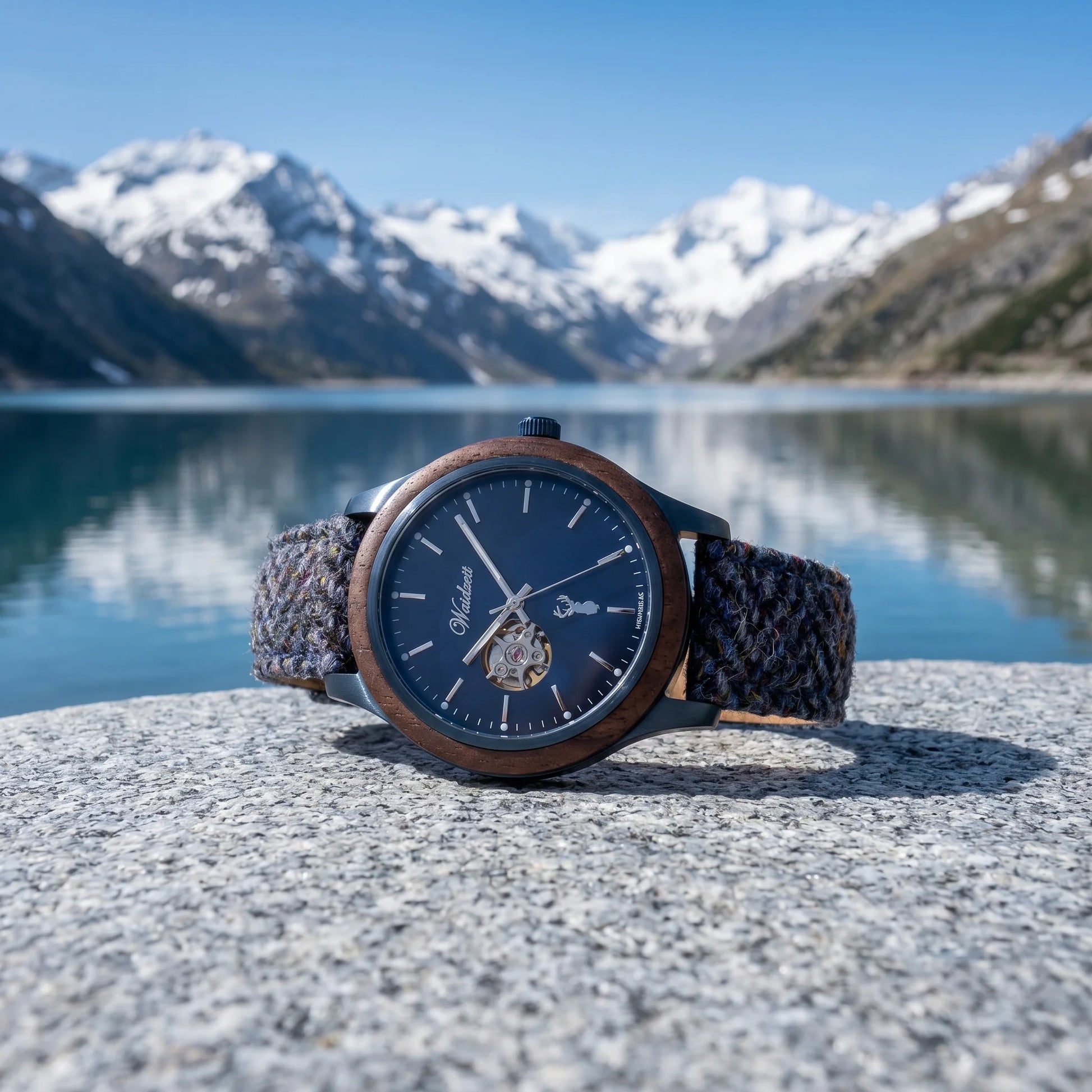 Pánské dřevěné automatické hodinky Mountain Lake Tweed - Fotografie životního stylu u alpského jezera se zasněženými vrcholky v pozadí