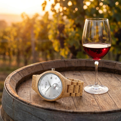 Pánské dřevěné hodinky Barrique Chardonnay - lifestylová fotografie s křišťálovou sklenkou vína na dubovém sudu