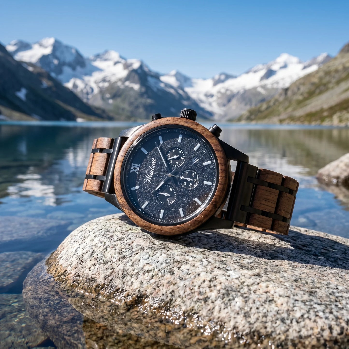 Pánské dřevěné hodinky Chronograf Alpinist - lifestylová fotografie u alpského jezera se zasněženými vrcholky v pozadí