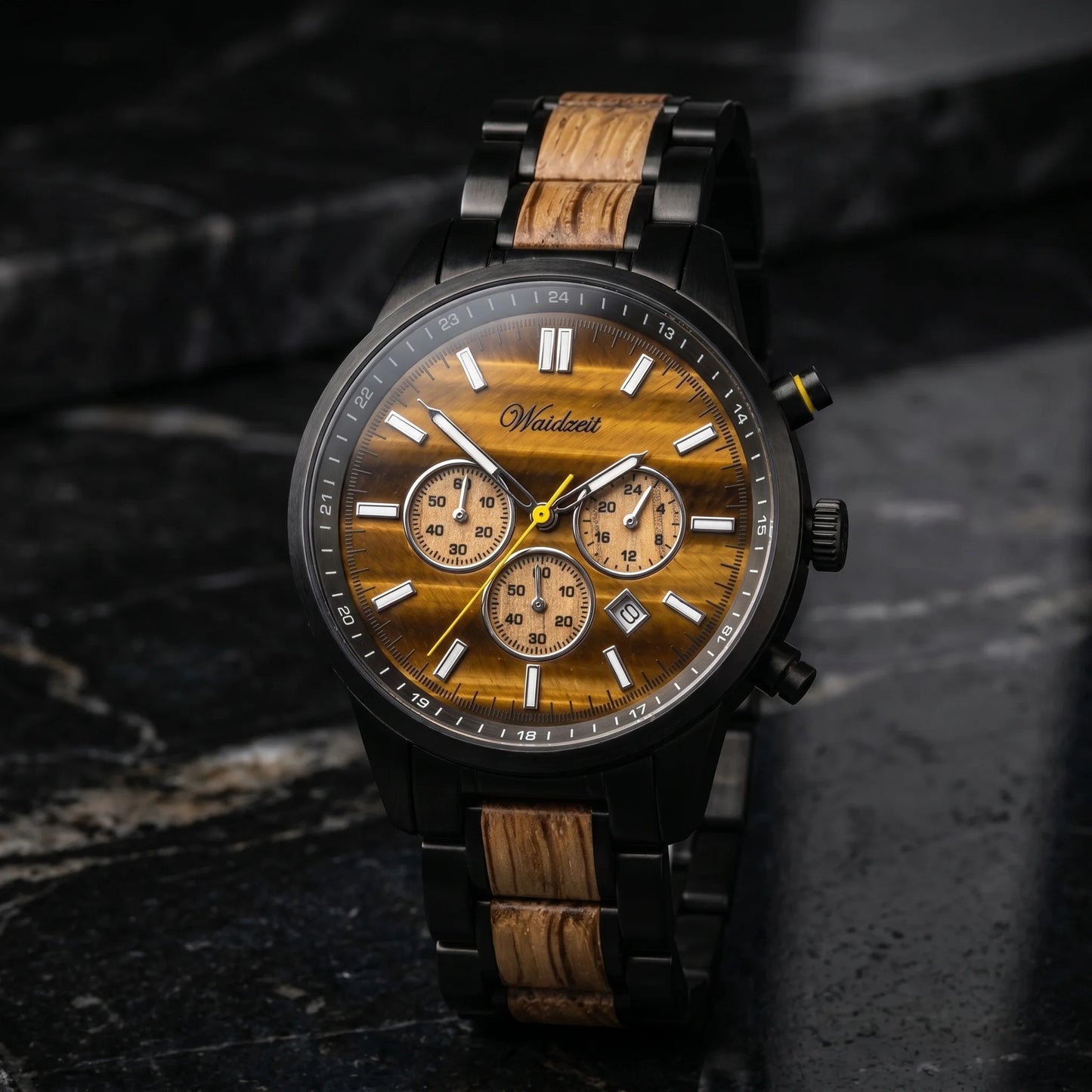 Pánské dřevěné hodinky Courage Chronograph - lifestylová fotografie na tmavém mramorovém povrchu