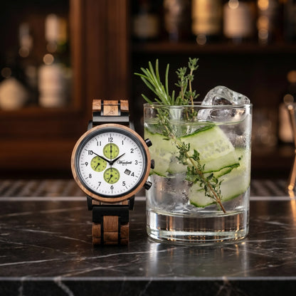 Pánské dřevěné hodinky Gin Cucumber - fotografie životního stylu s koktejlem z ginu s okurkou, ledem a bylinkami