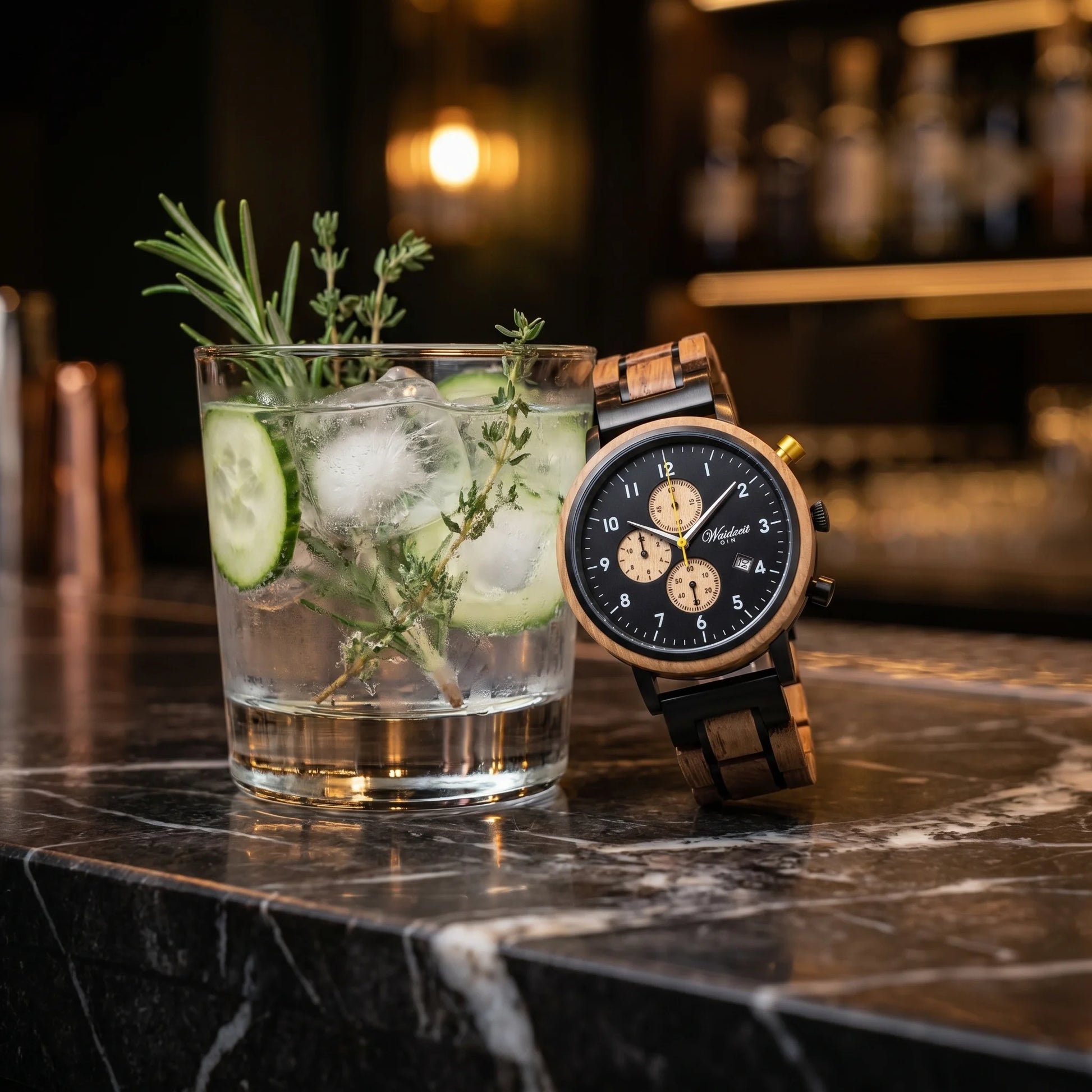 Pánské dřevěné hodinky Gin Gold Black - lifestylová fotografie s koktejlem z ginu s okurkou, ledem a bylinkami