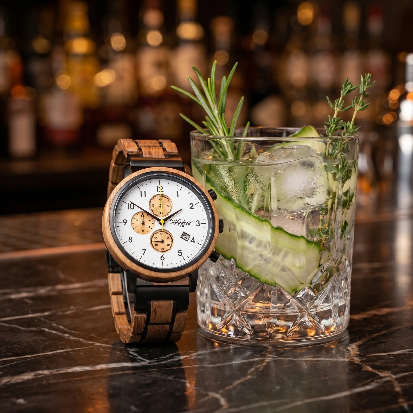Pánské dřevěné hodinky Gin Lemon - fotografie životního stylu s koktejlem z ginu s okurkou, ledem a bylinkami