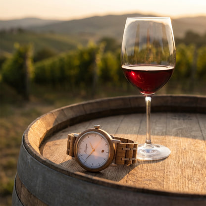 Pánské dřevěné hodinky Grapevine - fotografie životního stylu s křišťálovou sklenkou vína na dubovém sudu