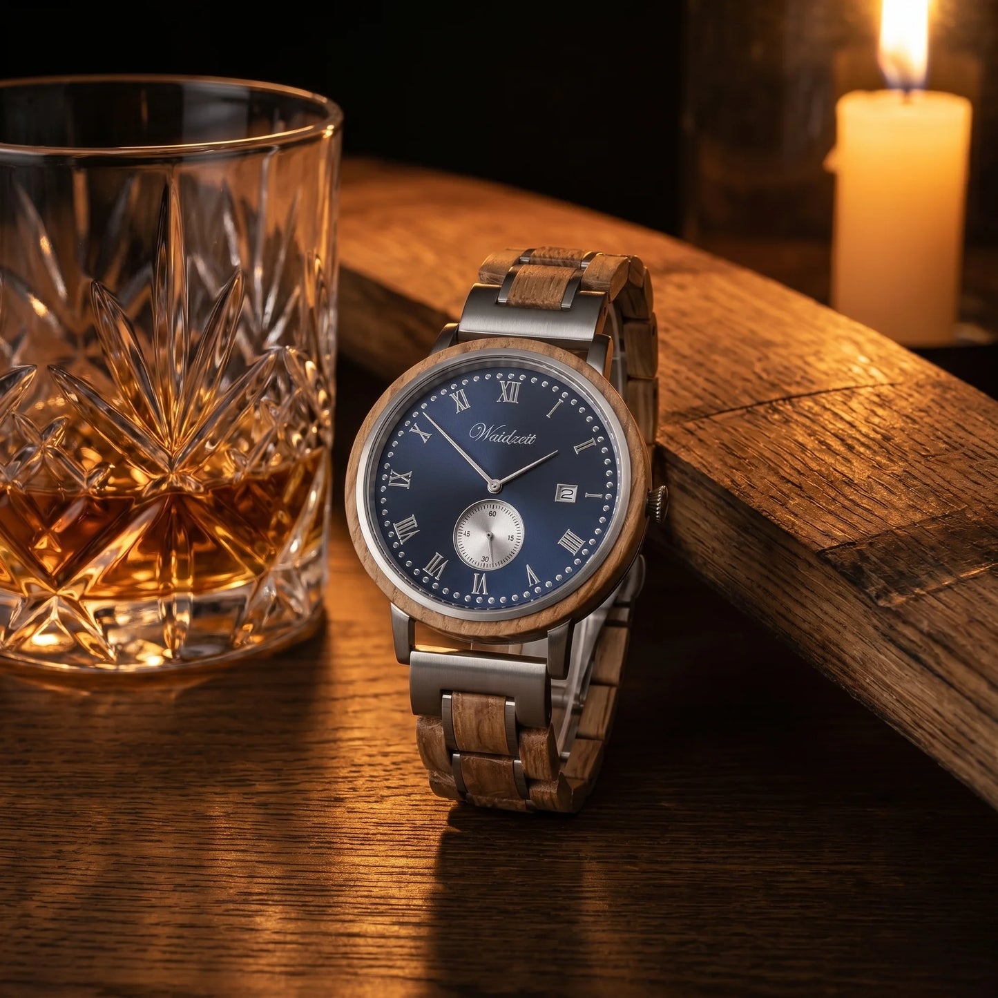 Pánské dřevěné hodinky Whisky James - Lifestyle fotografie u křišťálového skla whisky na dubovém povrchu