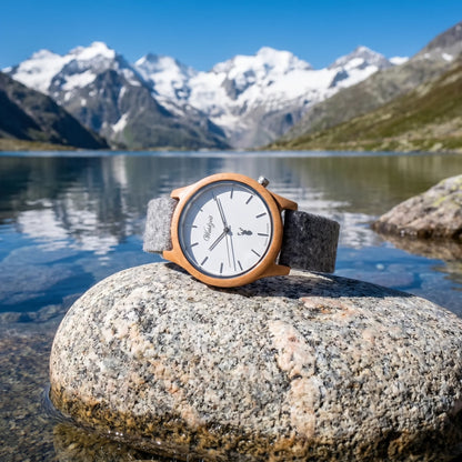 Unisex dřevěné hodinky Alpin Dachstein - fotografie životního stylu u alpského jezera se zasněženými vrcholky v pozadí