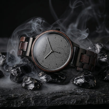 Unisex dřevěné hodinky Mystik Black - fotografie životního stylu na tmavém kameni s mystickým závojem kouře
