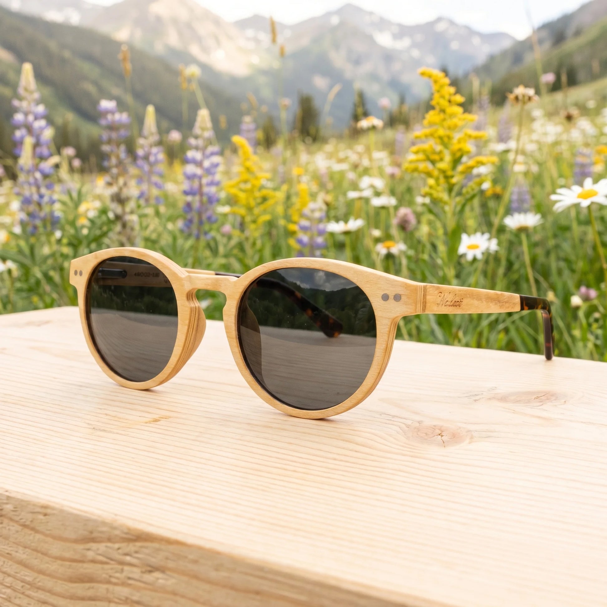 Zirbenbrille Pine (Damske) - fotografie životního stylu na alpské borovici s loukou divokých květin v pozadí