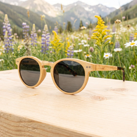 Zirbenbrille Pine (Damske) - fotografie životního stylu na alpské borovici s loukou divokých květin v pozadí