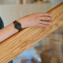 Vložte obrázek do prohlížeče Galerie, Dřevěné hodinky Cherry Black - dřevěný řemínek