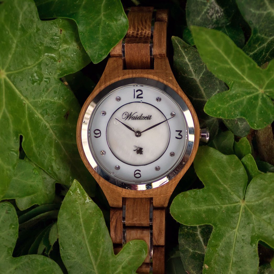 Detail dámských hodinek Waidzeit Barrique Wine Blanc – perleťový ciferník, křišťálové kameny a motiv vinné révy