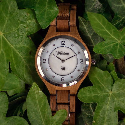 Detail dámských hodinek Waidzeit Barrique Wine Blanc – perleťový ciferník, křišťálové kameny a motiv vinné révy