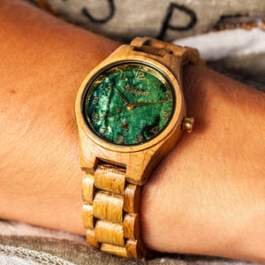 tmavě zelený ciferník dřevených hodinek