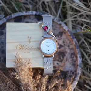 dřevěné hodinky s kovovým zapínáním
