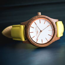 Vložte obrázek do prohlížeče Galerie, žluté dřevené hodinky s koženým řemínkem 