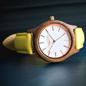 žluté dřevené hodinky s koženým řemínkem 